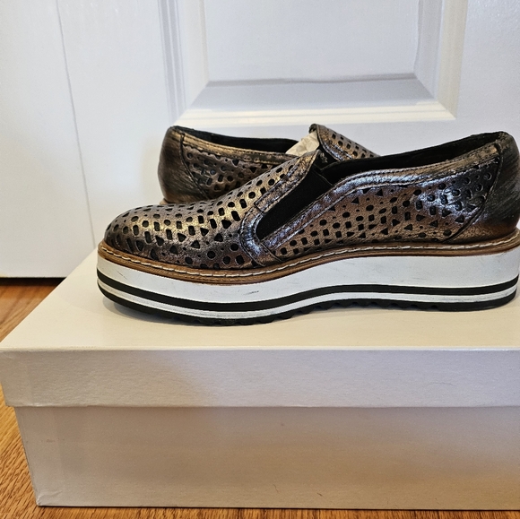 SUMMIT BY WHITE MOUNTAIN | Braxton Perforated Platform Metallic | Size 39 - Picture 5 of 10